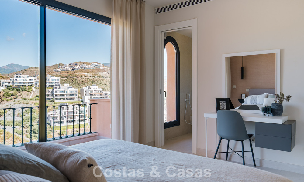 Ático dúplex de lujo con vistas panorámicas en venta en el valle del golf de Nueva Andalucía, Marbella 808092