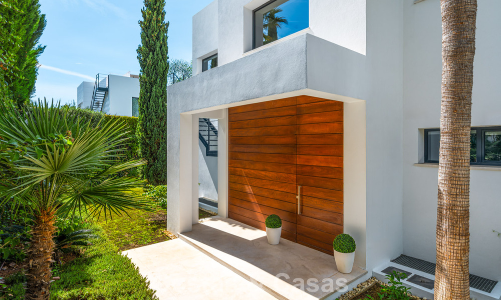 Villa de lujo contemporánea con diseño minimalista en venta en Nueva Andalucía, Marbella 808104
