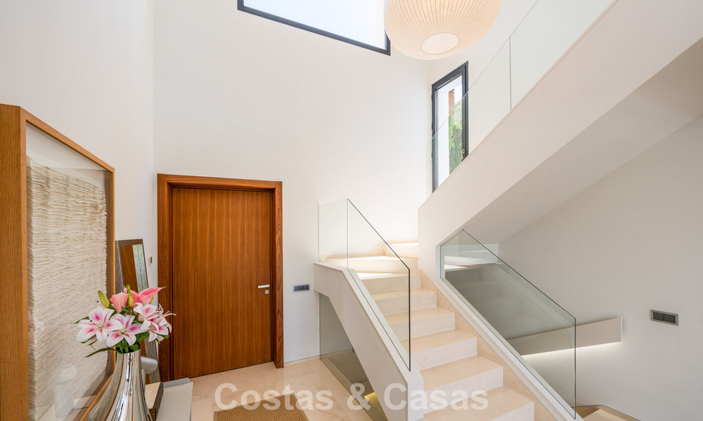 Villa de lujo contemporánea con diseño minimalista en venta en Nueva Andalucía, Marbella 808105