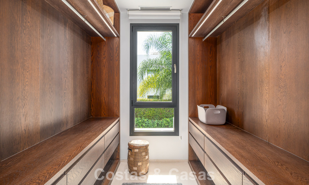 Villa de lujo contemporánea con diseño minimalista en venta en Nueva Andalucía, Marbella 808109