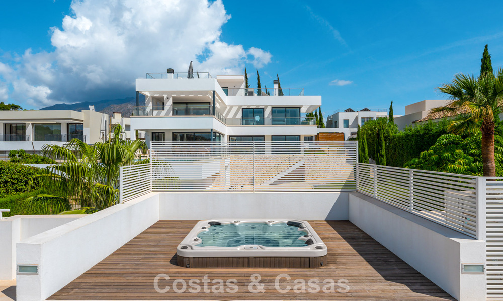 Villa de lujo contemporánea con diseño minimalista en venta en Nueva Andalucía, Marbella 808115