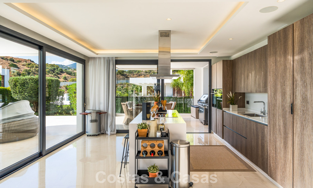 Villa de lujo contemporánea con diseño minimalista en venta en Nueva Andalucía, Marbella 808119