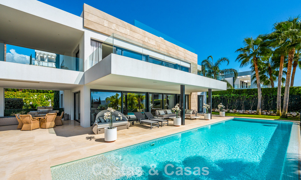 Villa de lujo contemporánea con diseño minimalista en venta en Nueva Andalucía, Marbella 808122