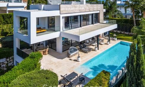 Villa de lujo contemporánea con diseño minimalista en venta en Nueva Andalucía, Marbella 808125