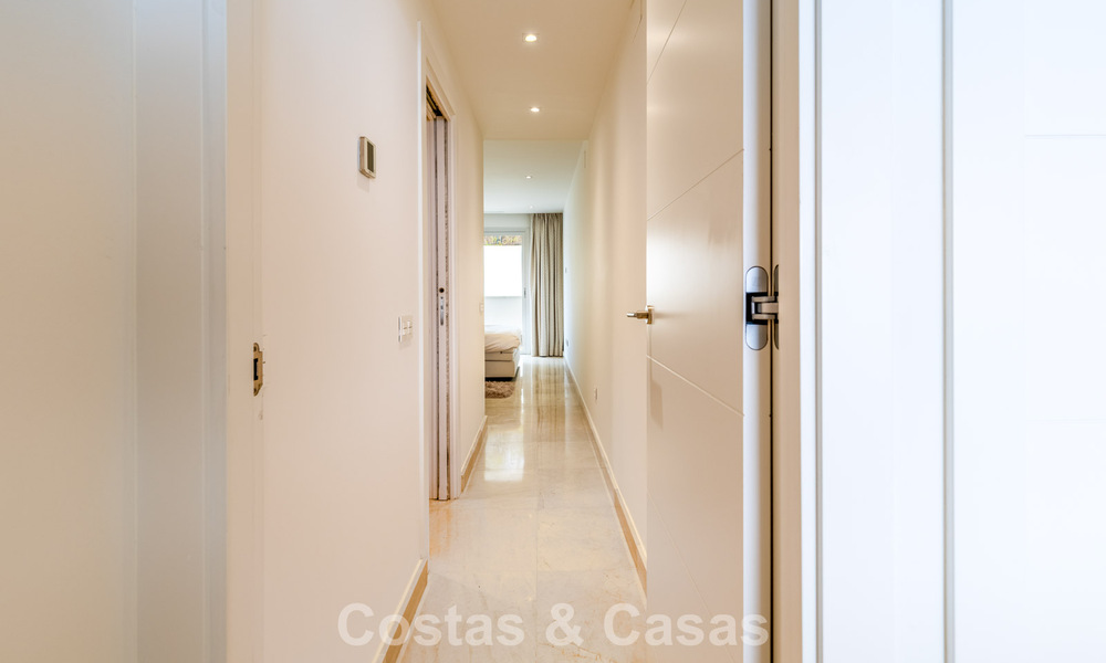 Apartamento moderno en venta con piscina y vistas al mar en un exclusivo complejo en Nueva Andalucía, Marbella 808135
