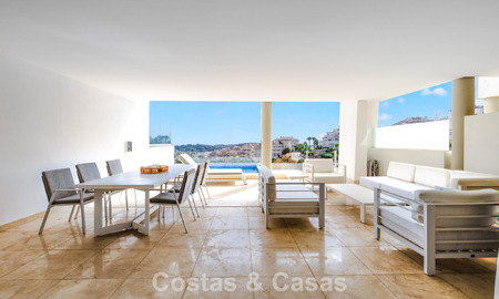 Apartamento moderno en venta con piscina y vistas al mar en un exclusivo complejo en Nueva Andalucía, Marbella 808143