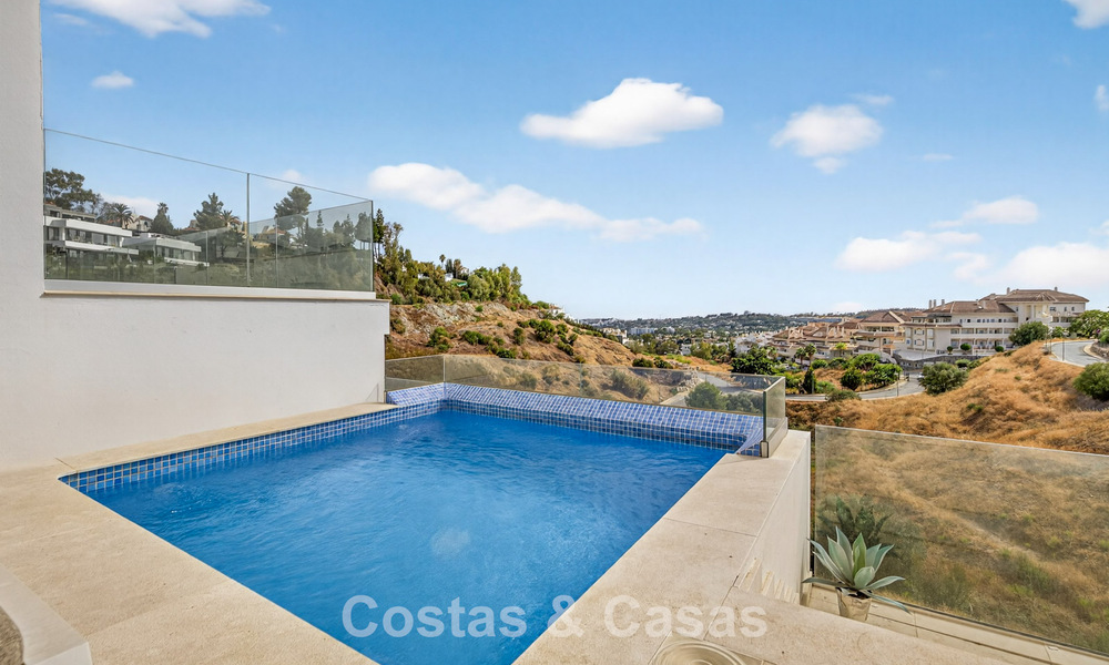 Apartamento moderno en venta con piscina y vistas al mar en un exclusivo complejo en Nueva Andalucía, Marbella 808145