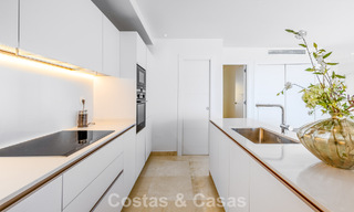 Apartamento moderno en venta con piscina y vistas al mar en un exclusivo complejo en Nueva Andalucía, Marbella 808148 