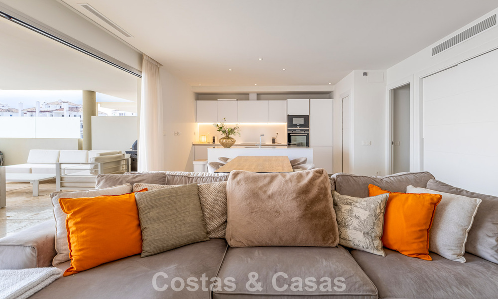 Apartamento moderno en venta con piscina y vistas al mar en un exclusivo complejo en Nueva Andalucía, Marbella 808149