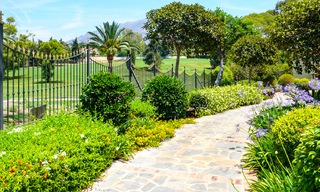 Apartamento ático de lujo en primera linea de golf en Nueva Andalucia – Marbella. 2926 