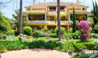 Apartamento ático de lujo en primera linea de golf en Nueva Andalucia – Marbella. 2927 