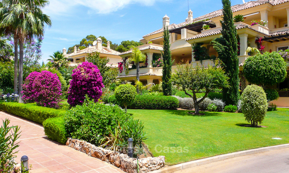 Apartamento ático de lujo en primera linea de golf en Nueva Andalucia – Marbella. 2928