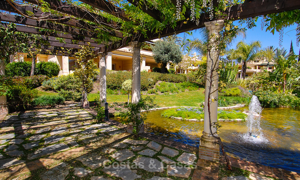 Apartamento ático de lujo en primera linea de golf en Nueva Andalucia – Marbella. 2937