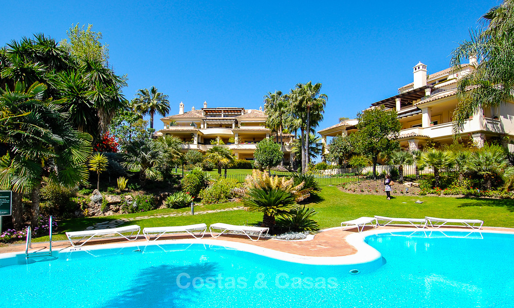 Apartamento ático de lujo en primera linea de golf en Nueva Andalucia – Marbella. 2941