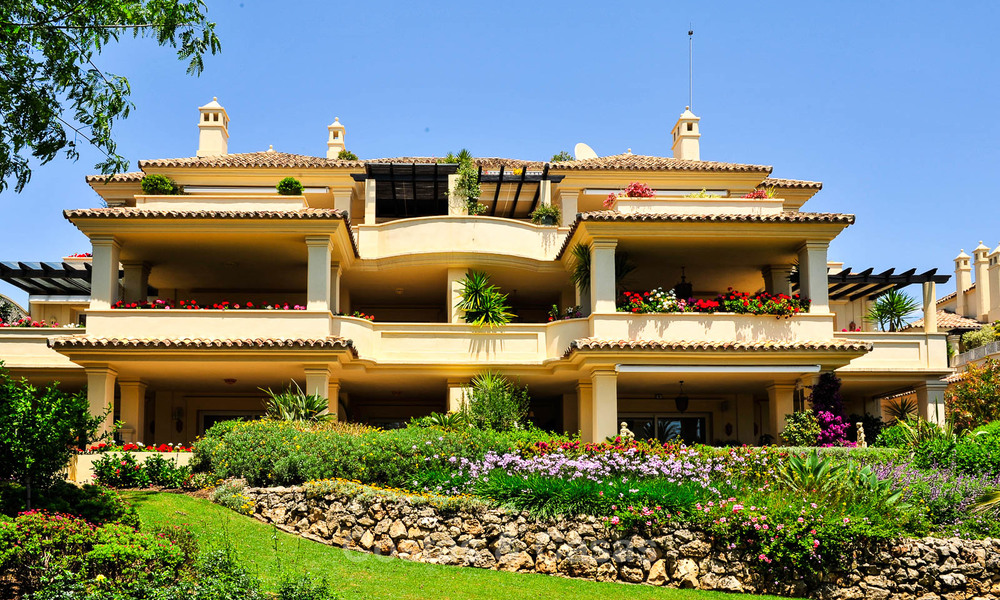 Apartamento ático de lujo en primera linea de golf en Nueva Andalucia – Marbella. 2946