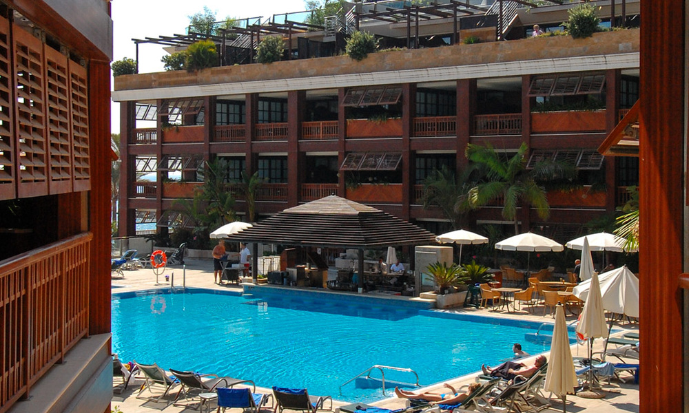 Apartamentos situado en hotel en primera línea de playa en Puerto Banús - Marbella 32080