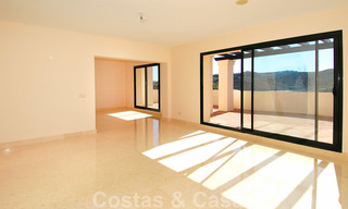 Apartamentos de lujo en primera línea de golf para comprar en la zona de Marbella - Benahavis 23842 
