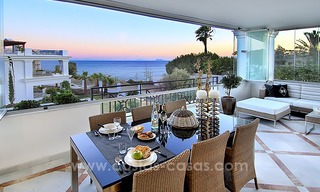 Apartamento de lujo en primera línea de playa en venta, Estepona, Costa del Sol con vistas al mar 9810 