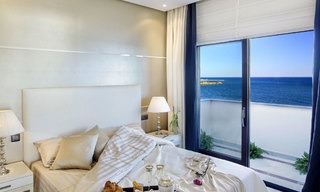 Apartamento de lujo en primera línea de playa en venta, Estepona, Costa del Sol con vistas al mar 9815 