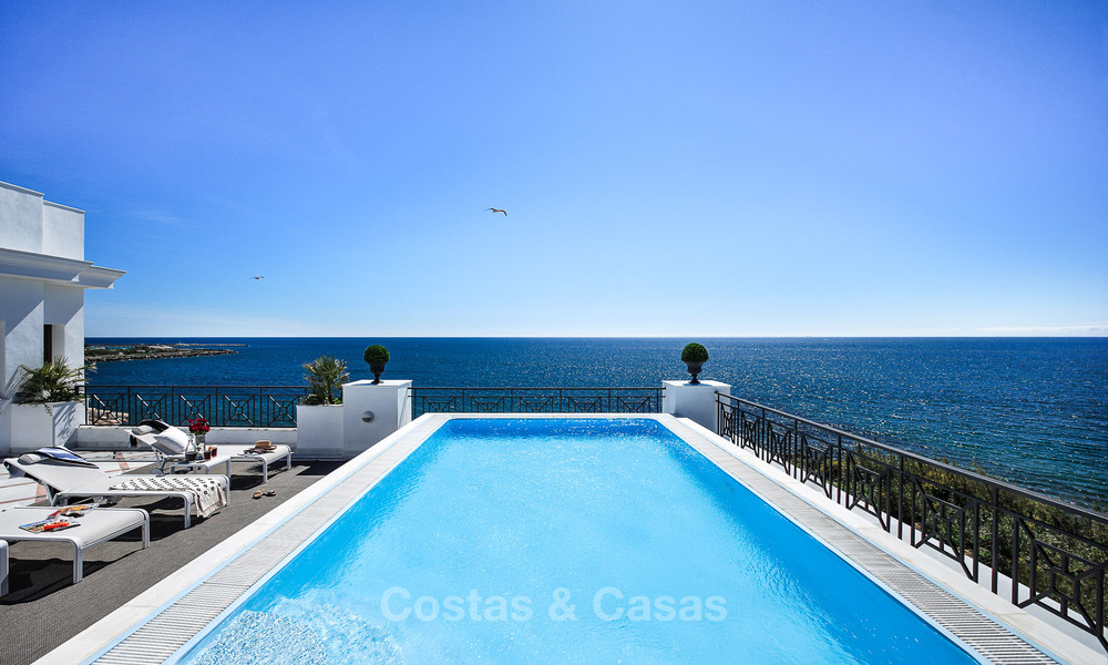 Apartamento de lujo en primera línea de playa en venta, Estepona, Costa del Sol con vistas al mar 9780