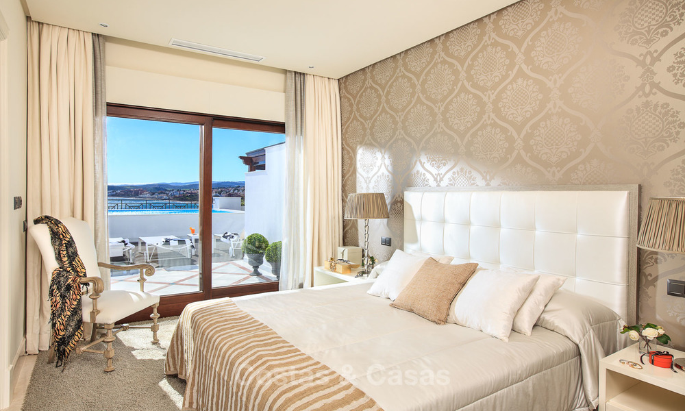 Apartamento de lujo en primera línea de playa en venta, Estepona, Costa del Sol con vistas al mar 9783