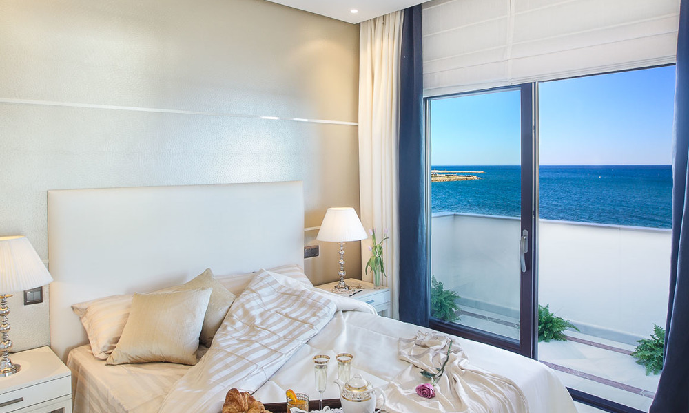 Apartamento de lujo en primera línea de playa en venta, Estepona, Costa del Sol con vistas al mar 9784