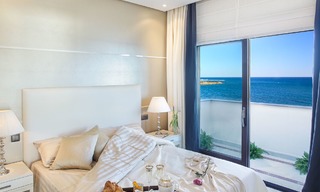 Apartamento de lujo en primera línea de playa en venta, Estepona, Costa del Sol con vistas al mar 9784 