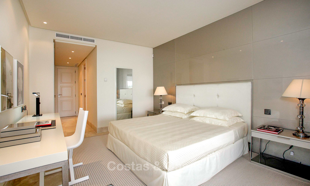 Apartamento de lujo en primera línea de playa en venta, Estepona, Costa del Sol con vistas al mar 9769