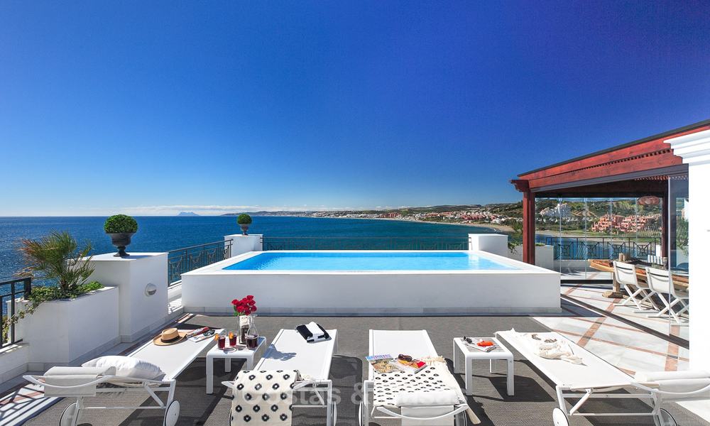 Apartamento de lujo en primera línea de playa en venta, Estepona, Costa del Sol con vistas al mar 9771