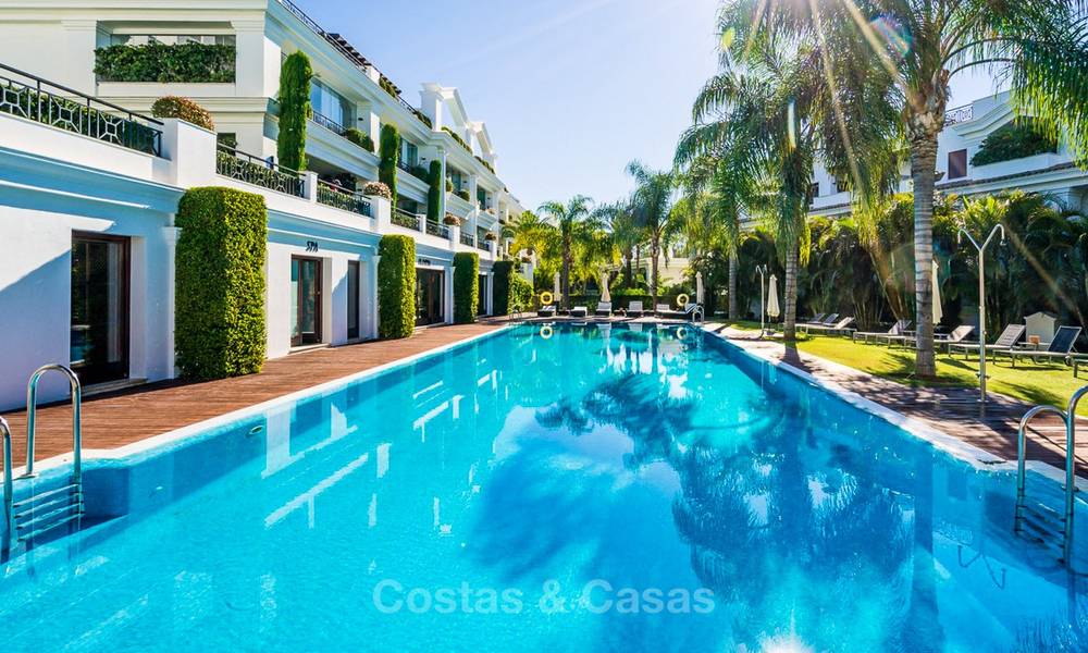 Apartamento de lujo en primera línea de playa en venta, Estepona, Costa del Sol con vistas al mar 9793