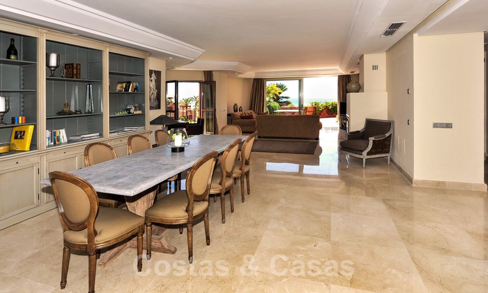Exclusivo apartamento Ático primera línea de la playa de Los Monteros en Marbella 37178