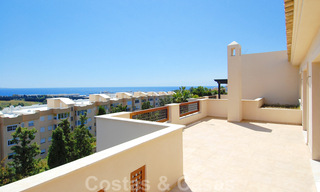 Apartamento ático de lujo a la venta cerca de Puerto Banús en Nueva Andalucía, Marbella 30622 