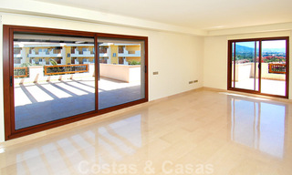 Apartamento ático de lujo a la venta cerca de Puerto Banús en Nueva Andalucía, Marbella 30625 