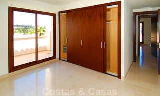 Apartamento ático de lujo a la venta cerca de Puerto Banús en Nueva Andalucía, Marbella 30633 