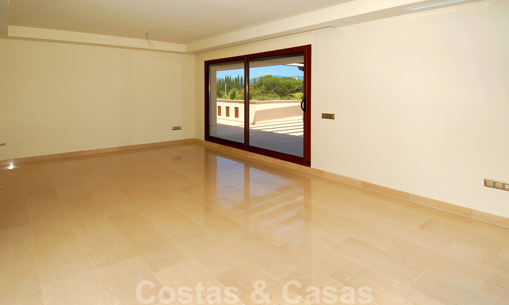 Apartamento ático de lujo a la venta cerca de Puerto Banús en Nueva Andalucía, Marbella 30634