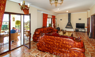 Villa exclusiva de estilo andaluz moderno a la venta en Marbella Este con vistas al mar 30578 