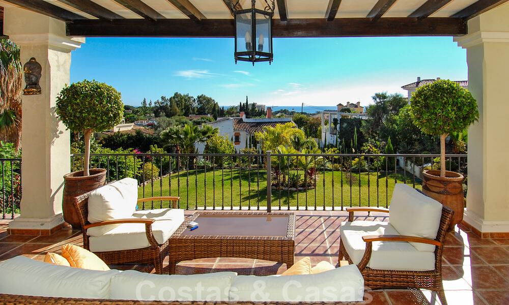 Villa exclusiva de estilo andaluz moderno a la venta en Marbella Este con vistas al mar 30581