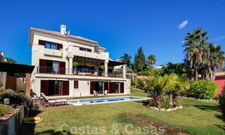 Villa exclusiva de estilo andaluz moderno a la venta en Marbella Este con vistas al mar 30584 