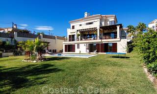 Villa exclusiva de estilo andaluz moderno a la venta en Marbella Este con vistas al mar 30585 