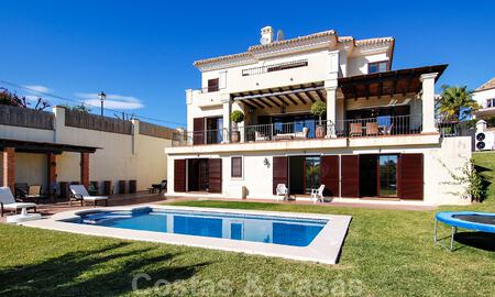 Villa exclusiva de estilo andaluz moderno a la venta en Marbella Este con vistas al mar 30587