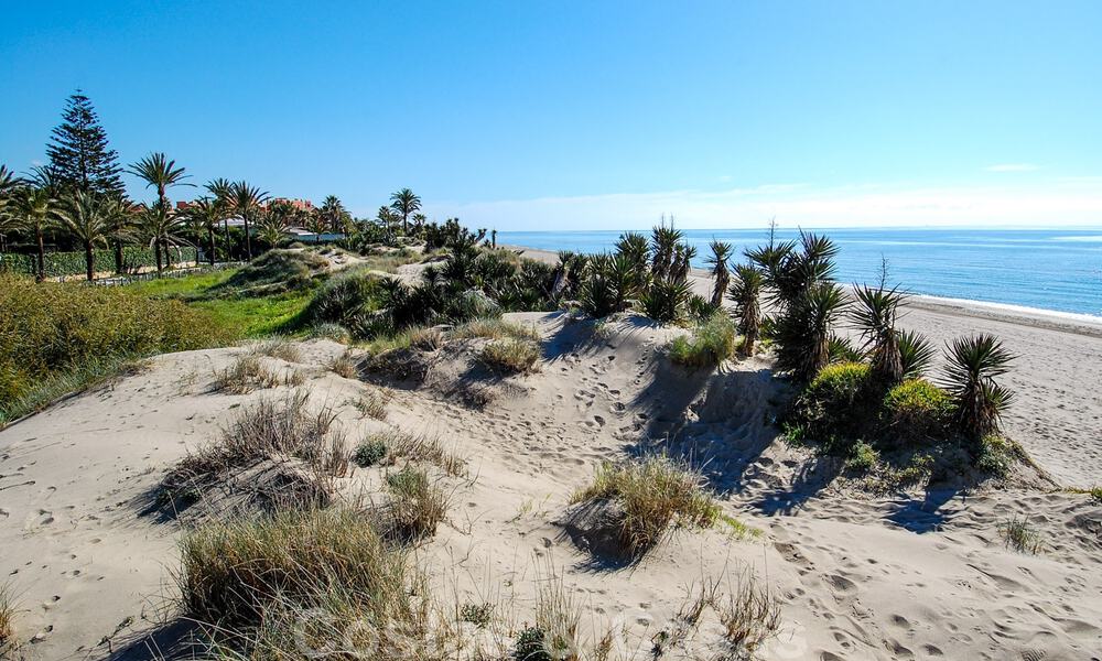 Villa en primera línea de playa a la venta en Marbella este 30505