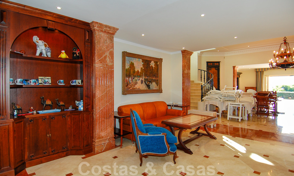 Villa en primera línea de playa a la venta en Marbella este 30510
