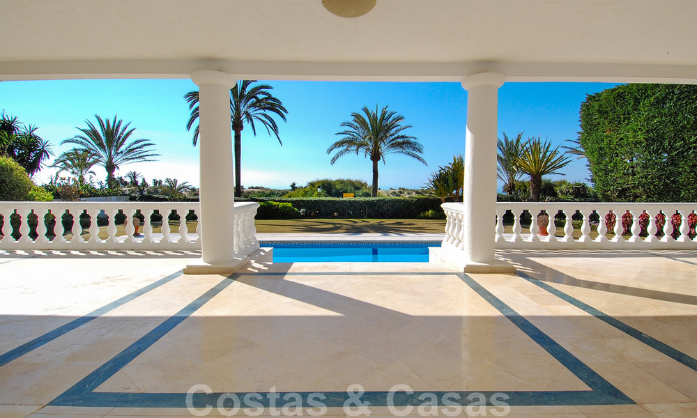 Villa en primera línea de playa a la venta en Marbella este 30517