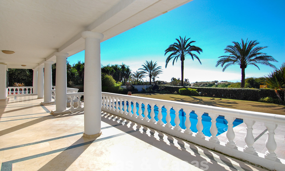 Villa en primera línea de playa a la venta en Marbella este 30518