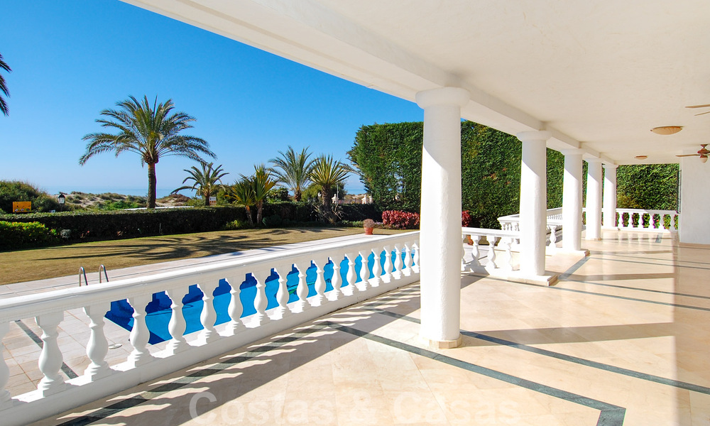 Villa en primera línea de playa a la venta en Marbella este 30519