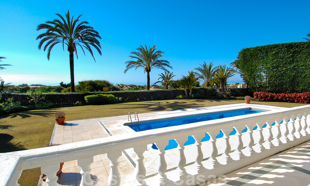 Villa en primera línea de playa a la venta en Marbella este 30520