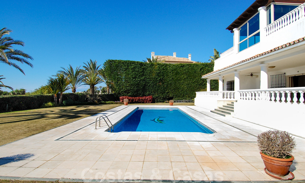 Villa en primera línea de playa a la venta en Marbella este 30521