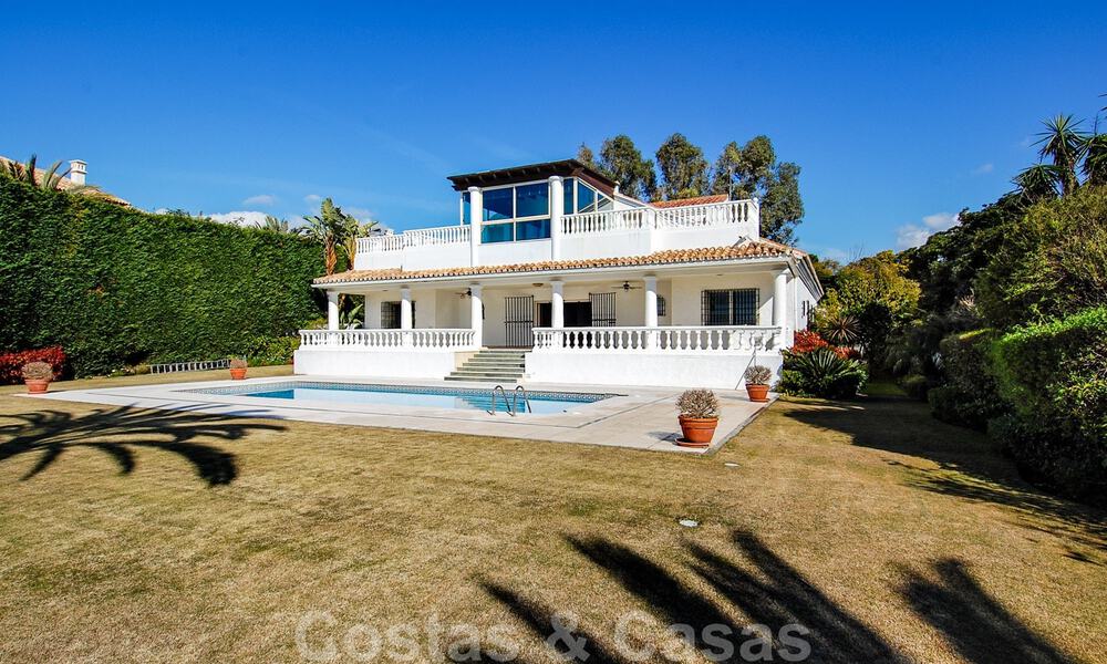 Villa en primera línea de playa a la venta en Marbella este 30522