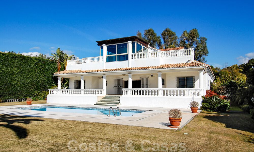 Villa en primera línea de playa a la venta en Marbella este 30523