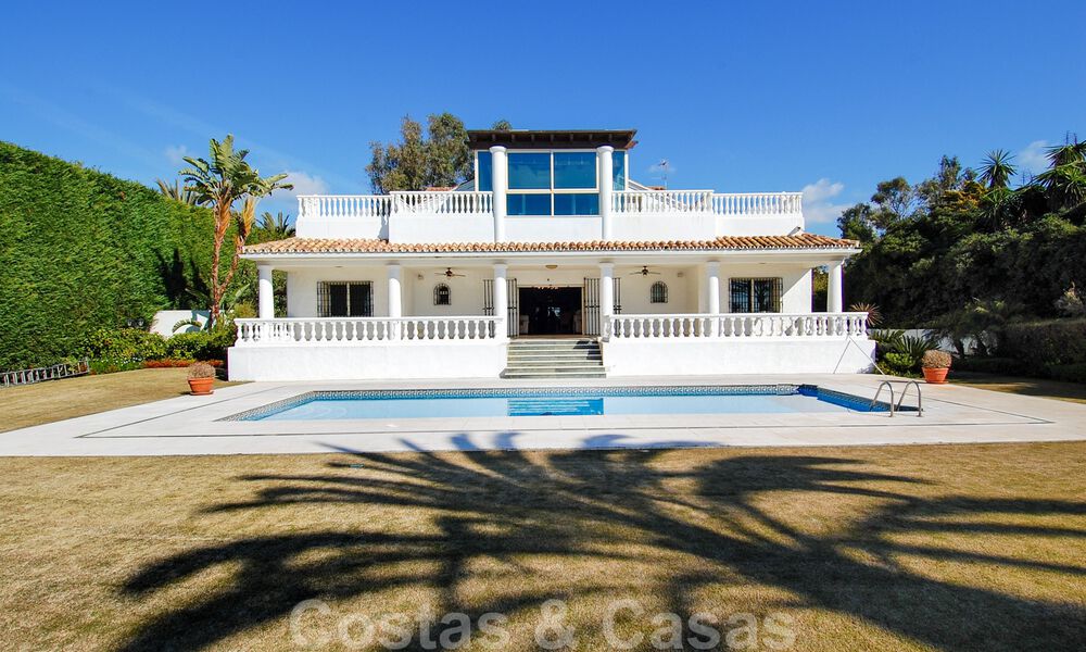 Villa en primera línea de playa a la venta en Marbella este 30524